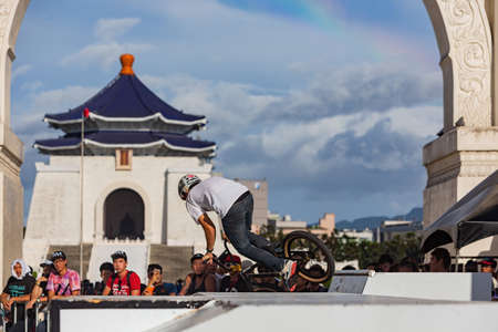 Taipei, JUL 29, 2012 - Nike extreme bicycle performance at Chiang Kai-shek Memorial Hallのeditorial素材