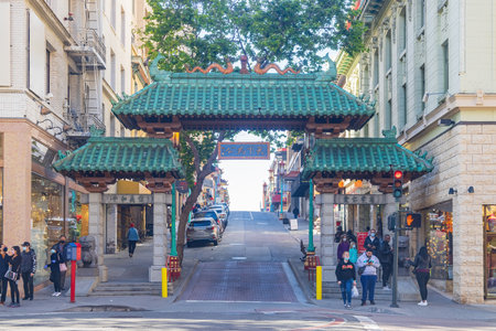 San Francisco, MAY 20, 2021 - Dragon's Gate of the Chinatownのeditorial素材