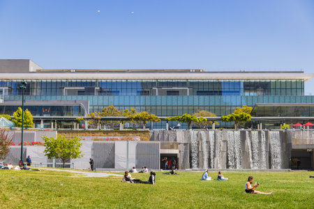 San Francisco, MAY 22, 2021 - Many people resting in the Yerba Buena Gardensのeditorial素材
