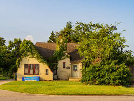 Edmond, AUG 9, 2021 - Exterior view of the Edmond Signage and Engravingのeditorial素材