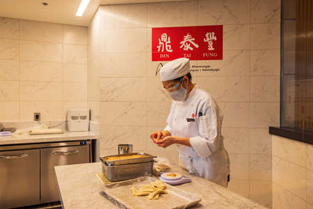 Las Vegas, SEP 9, 2021 - Woman was working on the dumpling in Din Tai Fung restaurant, Aria Resortのeditorial素材