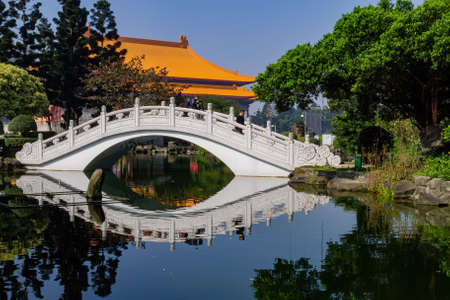 Taipei, MAR 23, 2012 - Sunny view of the Guang Hua Pondのeditorial素材