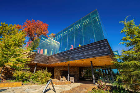 Tulsa, NOV 12 2021 - Beautiful fall color of Williams Lodge of Gathering Placeのeditorial素材