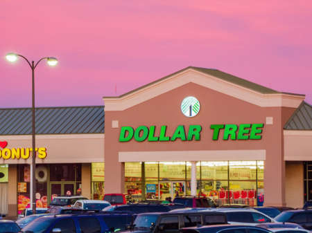 Oklahoma, NOV 13 2021 - Exterior view of the Dollar Treeのeditorial素材