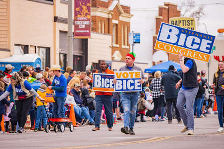 Oklahoma, DEC 4, 2021 - Stephanie Bice promotion in Cowboy Christmas Paradeのeditorial素材