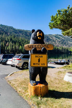 California, AUG 8 2016 - Beer shape art wooden statue notice saw at Gull Lake in Jun Lake loopのeditorial素材