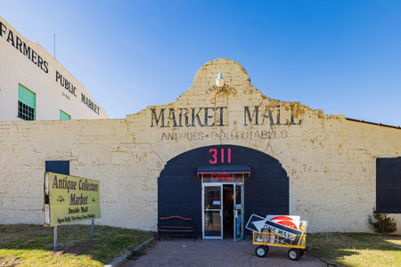Oklahoma, DEC 5 2021 - Exterior view of the historical Public Market Antiquesのeditorial素材