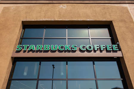 Las Vegas, APR 13 2021 - Exterior view of the Starbucks Coffeeのeditorial素材
