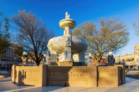 Paris Texas, DEC 22 2021 - Afternoon view of the historical Culbertson Fountain At Confederate Squareのeditorial素材