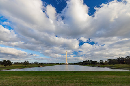Huge tower monument in San Jacinto Battleground State Historic Site at Texasのeditorial素材