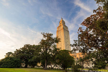 Sunset exterior view of the Louisiana State Capitol at Louisianaのeditorial素材