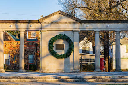 Christmas wreath on the Bywaters Park memorial at Paris, Texasのeditorial素材