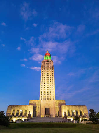 Sunset exterior view of the Louisiana State Capitol at Louisianaのeditorial素材