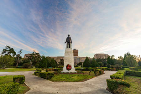 Sunset exterior view of the statue of Louisiana State Capitol at Louisianaのeditorial素材