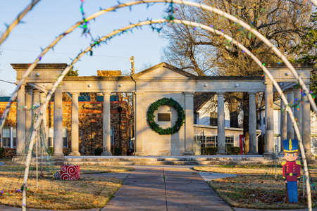 Christmas wreath on the Bywaters Park memorial at Paris, Texasのeditorial素材