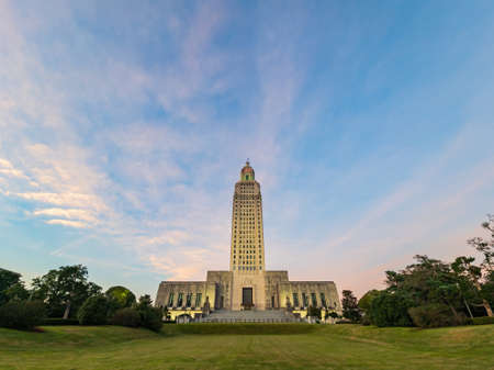 Sunset exterior view of the Louisiana State Capitol at Louisianaのeditorial素材