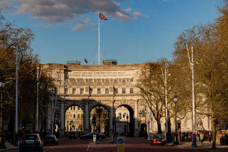 London, APR 18 2015 - Sunny view of the Admiralty Archのeditorial素材