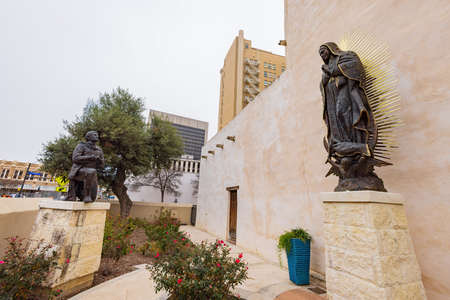 Texas, FEB 2 2022 - Overcast view of the garden of San Fernando Cathedralのeditorial素材