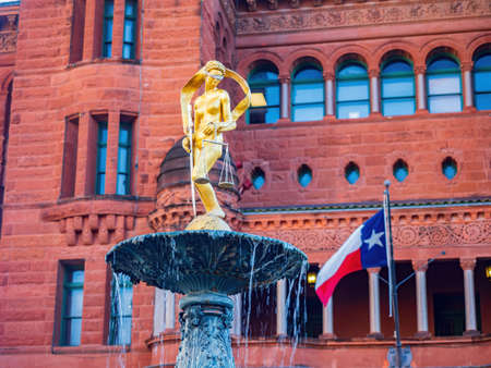 Sunny view of Courthouse building and Lady of Justice statue at Texasのeditorial素材