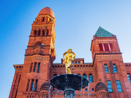 Sunny view of Courthouse building and Lady of Justice statue at Texasのeditorial素材