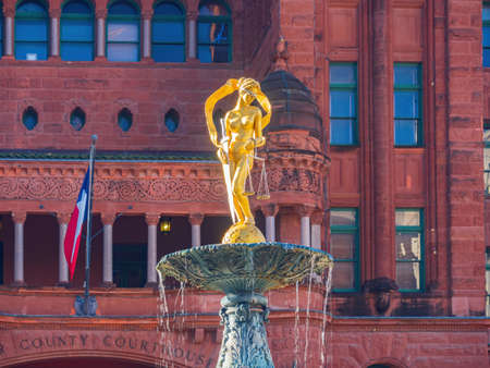 Sunny view of Courthouse building and Lady of Justice statue at Texasのeditorial素材