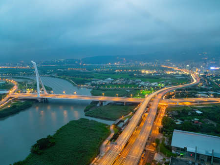 Night aerial view of the She zi bridge at Beitou, Taiwanのeditorial素材