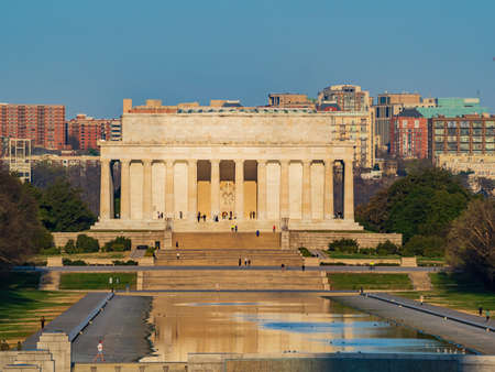 Sunny view of the Lincoln Memorial and World War II Memorial at Washington DCのeditorial素材