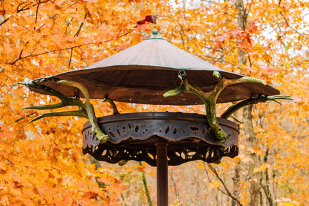 Close up shot of a deer antler bird feeder in Dogwood Canyon Nature Park at Missouriの写真素材