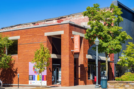 Arkansas, OCT 2 2022 - Sunny exterior view of some beautiful building around Square Gardensのeditorial素材