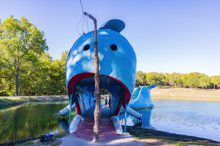 Oklahoma, OCT 2 2022 - Sunny view of the Blue Whale of Catoosaのeditorial素材