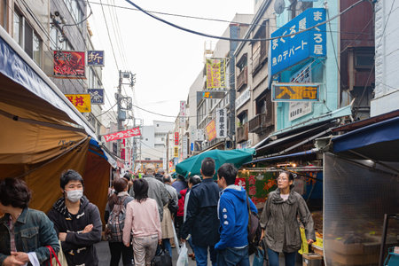 Tokyo, APR 6 2013 - Many people were waiting for the restaurant at Tsukijiのeditorial素材