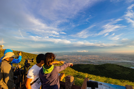 Taipei, AUG 12 2013 - People taking aerial cityscape from Datunshanのeditorial素材