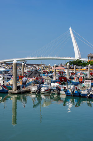 Taipei, FEB 11 2010 - Sunny view of the Lover's Bridge of Tamsui Fisherman's Wharfのeditorial素材