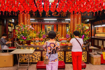 Taipei, FEB 12 2010 - People praying in the Taiwan Provincial City God Templeのeditorial素材
