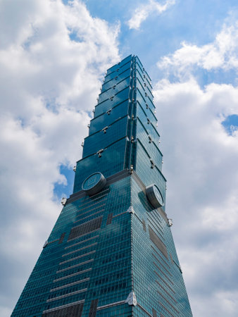 Taiwan, JUL 11 2010 - Looking up the Taipei 101のeditorial素材