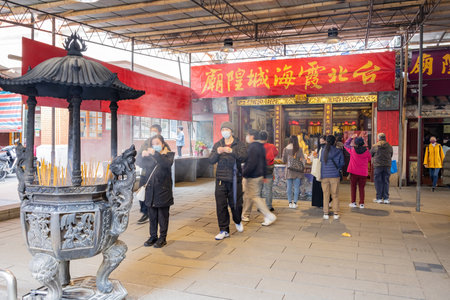 Taipei, JAN 3 2023 - People praying in the Taipei Xiahai City God Templeのeditorial素材