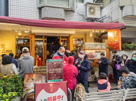 Taipei, JAN 4 2023 - Many people were waiting in front of the Shuang Yue Foodのeditorial素材