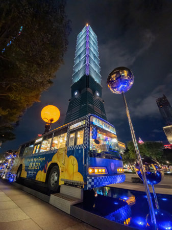 Taipei, JAN 1 2023 - Night view of the Jimmyâs Moon Busのeditorial素材