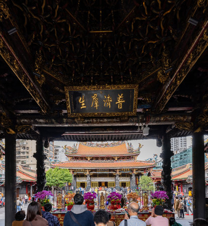 Taipei, JAN 1 2023 - Daytime shot of many people visiting Lungshan Templeのeditorial素材