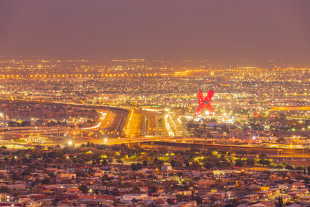 Texas, NOV 25 2022 - High angle view of the beautiful El Paso city and Ciudad Juarez of Mexico from the overlookのeditorial素材