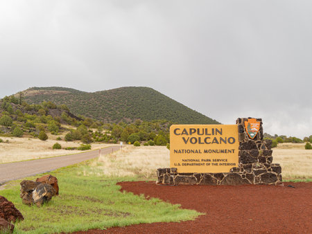 Overcast view of the sign of Capulin Volcano National Monument at New Mexicoのeditorial素材