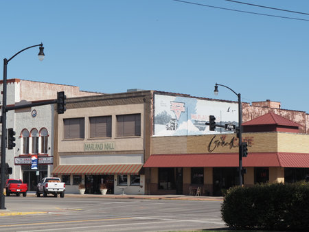 Oklahoma, AUG 19 2023 - Sunny exterior view of the Pona City cityscapeのeditorial素材