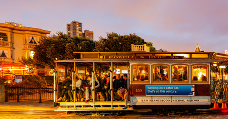 San Francisco, AUG 24 2014 - Twilight view of the Powell and Hyde Cable Car Turntableのeditorial素材