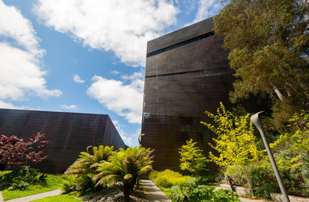 San Francisco, AUG 24 2014 - Sunny view of The de Young Museumのeditorial素材