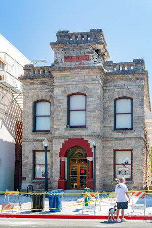 California, AUG 27 2014 - Sunny view of the South Napa earthquake damage buildingのeditorial素材