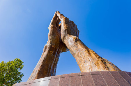 Oklahoma, SEP 25 2023 - Sunny view of the Praying Hands of Oral Roberts Universityのeditorial素材