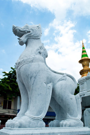 Statue Wat Traimit buddhist temple roof, Bangkok, Thailandの写真素材