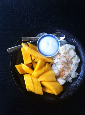 Sweet mango with sticky rice and coconut milkの素材