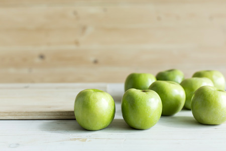 Green color apples on tableの写真素材