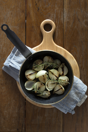 Grilled onion in pan top viewの写真素材
